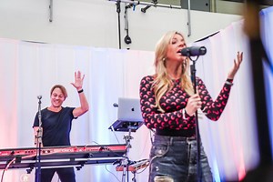 Deze 'Zwaartekracht' van Regi en Emma Heesters krijg je niet meer uit je hoofd! 😍 | Radio2