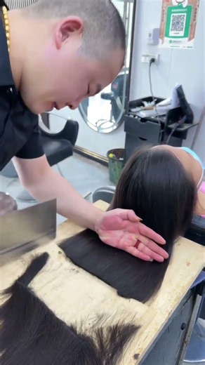 Using a kitchen knife to trim your hair made you look 10 years younger! #haircut