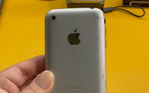 看看当年的苹果第一代手机iPhone。