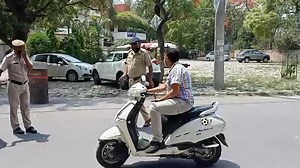 Live देखे करनाल के sec 6 चौकी इंचार्ज ने लोकडाउन की पालाना करवाई ,लोगो को किया जागरूक | Abhi Abhi Breaking