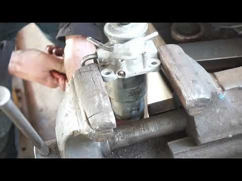 Dieselfilter wechseln am Toyota Corolla Verso 2,2