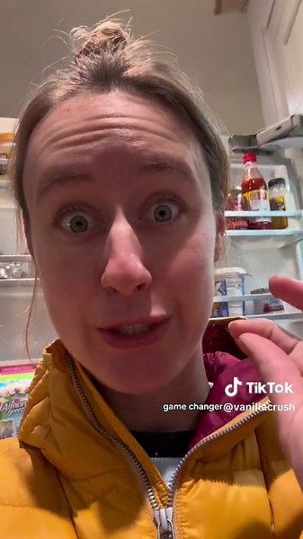 How to get rid of the smell in your fridge and freezer … this is the best way to get rid of unwanted smells in your fridge, natural deoderizer absorbs odors from meats to cheeses. Suer cute too! #cleantok #fridgesmell #refrigerator #smellgood #cleaningtips fridge smell remover, how to make your fridge smell nice, how to get rid of fridge smell fast, baking soda fridge smell