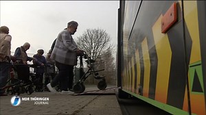 Elli Röder ist 90 Jahre alt und neulich beim Aussteigen aus dem Bus mit ihrem Rollator gestürzt. Damit so etwas nicht noch einmal passiert, übt Fahrlehrer und Seniorentrainer Ernst Przybilla mit ihr und anderen älteren Fahrgästen, wie man mit Rollator am besten ein- und aussteigen kann. | MDR Thüringen