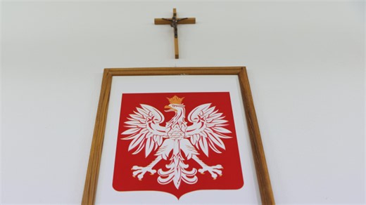 MEN: w pomieszczeniach szkolnych może być umieszczony krzyż