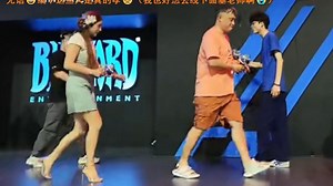 【戴佳伟】 CJ首秀，平湖老乡鸡让铲车人暴打的.AVI_哔哩哔哩bilibili_炉石传说