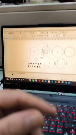 ‎المستشار 86 advisor‎ on Instagram‎: "اليوم شاركتكم تصميم لعبة صغيرة ومميزة! 👀 عادةً تُصنع هذه اللعبة بالبلاستيك عن طريق الطباعة ثلاثية الأبعاد، لكن أحد الزبائن طلبها مني بنسخة خشبية مقصوصة بالليزر 🔥 في هذا الفيديو أريكم التصميم فقط، والتحدي لكم! 🎮 من يعرف ما هي هذه اللعبة؟ 🤔 اكتبوا تخميناتكم في التعليقات، والفائز اللي يعرفها أول راح يربح معي 🏆 🪵✨ #تصميم_خشبي #العاب_خشبية #تصميم_بليزر #صناعات_يدوية #طباعة_3D #تصميم_منتجات #ابداع_عراقي #تحدي_المتابعين #مشاريع_صغيرة #حرفي #DIY #wooddesign #l