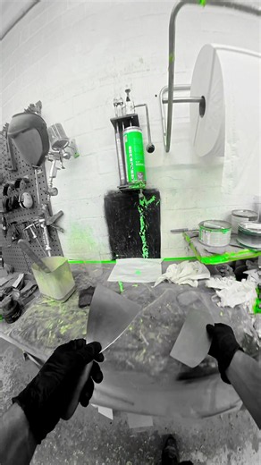 Mixing and Applying Green Filler on a Rear Arch — Keles Hamburg