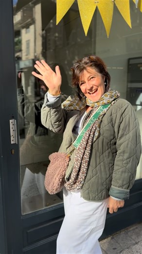 Audrey - La Beauté au Naturel on Instagram: "✨ Une journée dans la peau d’une esthéticienne passionnée ✨ Ce matin, je traverse la place pour rejoindre mon cabinet… la journée peut commencer 💪 J’ouvre, je prépare l’espace, j’installe chaque détail pour accueillir mes clientes comme il se doit. Enchaînement de rendez-vous, sourires, conseils et instants beauté… 💆‍♀️💅 Un petit moment d’excitation aussi avec l’arrivée des nouveautés pour Noël 🎁✨ En fin de journée, je vérifie les rendez-vous du l