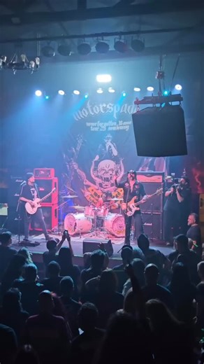 No Class ao vivo na @burninghousesp Em breve nosso dvd estará disponível desse dia incrível 🤘 . . . #motorhead #rocknroll #lemmykilmister #noclass | Motörspades - Motörhead Tribüte Brazil