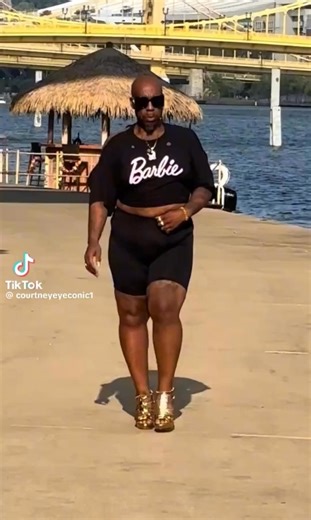 Lhooooooo……. nguSis Sbewu intombi yaseLandcamp eDyoki kweliphondo leMpuma Kapa. Kuthiwa indlela azikhola ngayo ngathi zezantombi zokuqala, amajita ona amkhalisela amakhwelo qhoqhoqho ❤️😘😍🥰💕🤦🏾‍♀️🤓🤷‍♀️💃💁🏽‍♀️🙋🏽‍♀️🏋🏾‍♀️ Intatheli yethu esenzele elinqaku nguNombulaleko Jijingubo 👇 | Xhosa Comedy News