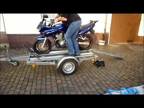 Motorrad auf Motorradanhänger Anhänger verladen fahren verzurren beladen