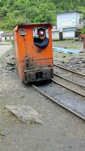 Old Electric Mine Train System and Operation – Good tools and machinery make work easy