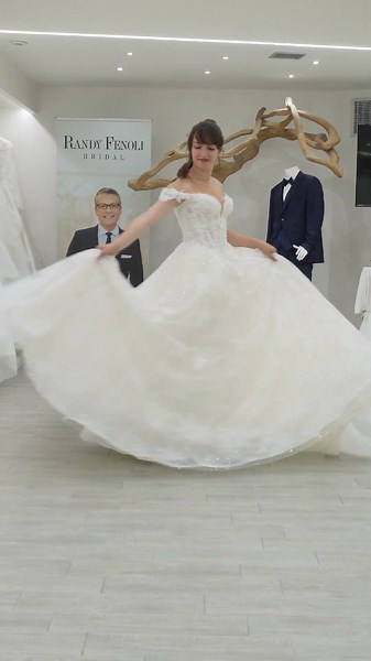 Abito da sposa principesco e luminosissimo, ricco di cristalli in ogni sua parte!