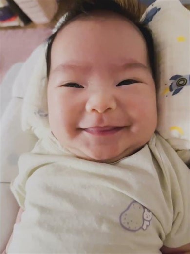 Dưa Hấu lúc 1 tháng rưỡi đã biết hóng chuyện và cười | Dưa Hấu TV #duahau #baby #embe #duahautv