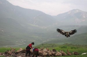 Vì sao người Tây Tạng tôn sùng tục thiên táng rùng rợn?