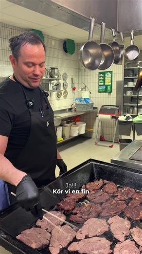 Måndag på Matmagasinet Idag serverar vi: • Nattbakad högrev med potatisgratäng, vinägersky och örtsmör • Fiskgryta “Bouillabaisse” med saffransaioli och räkor • Vegetariskt: Broccoli- och ädelostpaj med grönsallad Som alltid ingår salladsbord, nybakat bröd samt kaffe eller te. Blir du inte mätt får du mer mat, och är du inte nöjd får du byta rätt. Pris: 135 kr Pensionärer: 120 kr efter 12.30 Välkommen till Matmagasinet Landskronavägen 23, Helsingborg