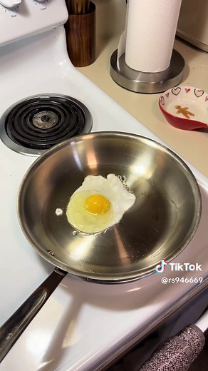 Perfecting Fried Eggs on Stainless Steel Cookware