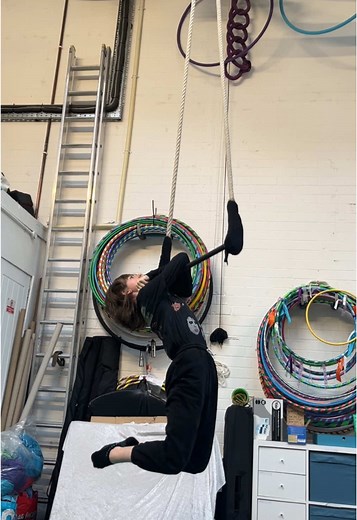 new trapeze sequence I've learnt . #aerial #circus #trapeze #statictrapeze #statictrapezetricks