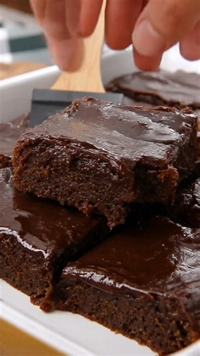 LUNCH LADY BROWNIES Thick, fudgy, and topped with that classic soft chocolate frosting — just like the ones from school cafeteria trays. INGREDIENTS 1 cup unsalted butter, melted 1/2 cup unsweetened cocoa powder 2 cups granulated sugar 4 large eggs 1 tablespoon vanilla extract 1 1/2 cups all-purpose flour 1/2 teaspoon salt Recipe in First Coʍmеոτ 💬👇 | Easy Dinner Recipes