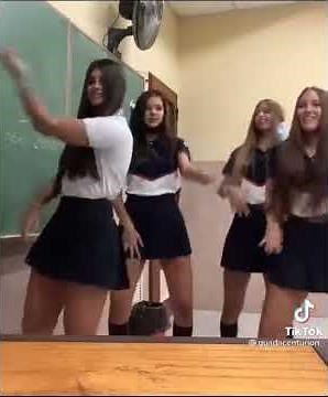 Colegialas bailando coreografia