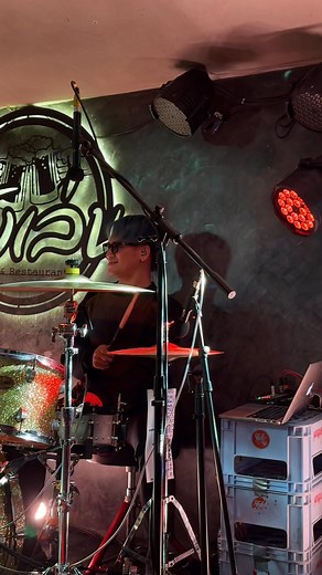 25K views · 1.5K reactions | ร้องเพลงนี้เป็นครั้งแรก ..ถ้าจำไม่ผิดคือในรอบเกือบ 2 ปี ด้นสดกันอีกแล้ว ❤️ FAHRENHEIT @ นั่งเล่น สาขา 1 ปลวกแดง จ.ระยอง  (รักเธอให้น้อยลง / 31ตค68 ) | Zai Frh | Facebook