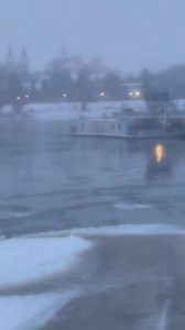 A Váci Komp üzemeltetője ezekben a percekben küldte az alábbi tájékoztatást: ⛴️ Váci Komp – folyamatos üzem ❄️ Tájékoztatjuk utasainkat, hogy a Dunakanyarban az extrém időjárási körülmények ellenére a Váci Komp minden nap közlekedik, jelenleg egyedüliként a térségben, Vác–Tahitótfalu útvonalon. 🕒 A hajó menetrend szerint üzemel. ❄️ A jegesedési viszonyok napról napra, akár óráról órára változhatnak. ℹ️ Amennyiben a menetrendet érintő változás történik, tájékoztatjuk kedves Utasainkat. | Danubia