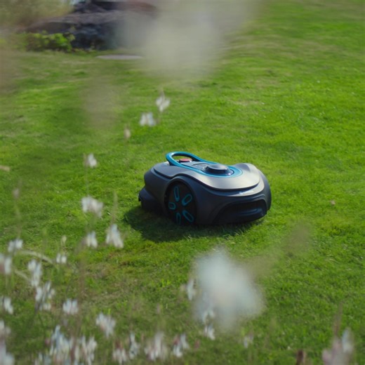 Od dzisiaj skoszenie nawet najbardziej skomplikowanych trawników nie będzie dla Was problemem! Poznajcie nasze nowe inteligentne roboty koszące GARDENA Smart SILENO free, które pracują niestrudzenie w każdych warunkach pogodowych – nie straszny im deszcz 🌦️ lub słońce ☀️ - oraz nie potrzebują… przewodu ograniczającego! 😱 Dokładnie tak, Smart SILENO free mogą natychmiast rozpocząć pracę w Waszym ogrodzie bez konieczności instalowania przewodów, anten lub nadajników. ✔️ Precyzyjne koszenie: idea