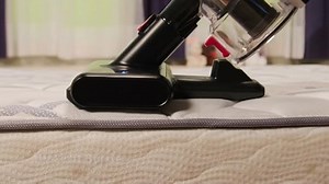 Genius Invictus X9 Akkustaubsauger inkl. Mini-Elektrobürste (Set 23-TLG.) Akku-Staubsauger kabellos beutellos mit Ladestation LED-Fugendüse Hochleistungs-BLDC Motor 80.000 U freistehend Hepa