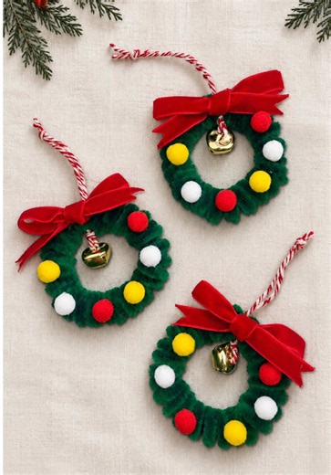Did you know you could turn pipe cleaners into some of the cutest Christmas ornaments you’ve ever seen? 🎄 Exact supplies and steps are at the top of our page. 🔗 These DIY pipe cleaner wreath ornaments are inexpensive, customizable, and so easy to make. The key is twisting the pipe cleaners around a pencil to create even curls, then adding colorful pom-poms, a tiny gold bell, and a red bow. When it comes to easy DIY Christmas decorations, these are high on my list. Save this tutorial to add it 