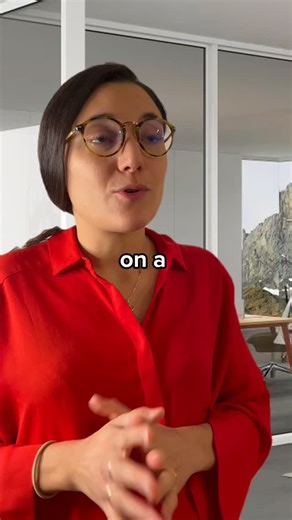 Inès Demmou on Instagram: "Sources juridiques ⬇️ Cass, ch. soc., 9 juillet 1994, n°13-11906 Cass, ch. soc., 21 mars 2000, n°95-44005 Cass, ch. soc., 20 février 2019, 17-24094 *** 📦 Ton entreprise déménage : es-tu obligé(e) de la suivre ? ✅ Si le nouveau lieu est dans le même secteur géographique que ton lieu de travail actuel → ton employeur peut t’imposer ce changement. Refuser peut être considéré comme une faute ➡️ risque de licenciement. ❌ Si le nouveau lieu est hors du secteur géographique