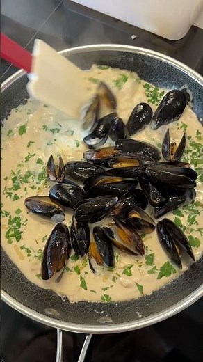 How to prepare and cook mussels