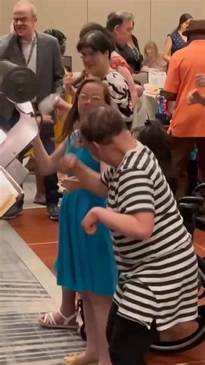 We danced the night away at the 2025 Family & Friends Spring Dinner Dance! More than 250 people, including ServiceSource participating employees and individuals in our Long-Term Community Integrated Services program and their families and caregivers, gathered to enjoy a delicious meal and live music by Southbound USA. Special thanks to Paul Thieberger, past Chairman of the ServiceSource Board of Directors, and to Steve Toth, Chairman of ServiceSource Family & Friends, for another fantastic event