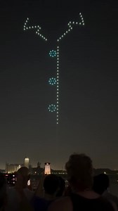 🦸‍♂️✨ UP, UP, AND AWAY… over St. Louis! The skies above the Gateway Arch lit up in true superhero style as Superman soared in an epic drone light show! Huge shoutout to Warner Bros and @fantasydroneshows for bringing the Man of Steel to life like never before. 📍 This celebration marked Superman’s return to the big screen — don’t miss him flying into theaters NOW! #Superman #DCUniverseGeeks #DroneLightShow #StLouis #ManOfSteel | DC Universe Geeks