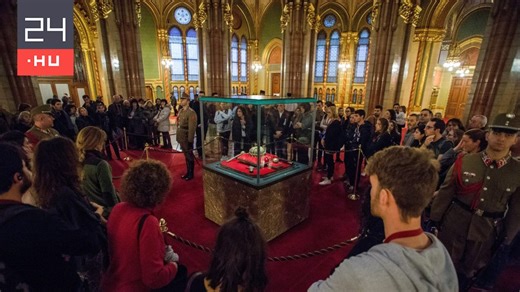 Lecserélik a Szent Korona vitrinjét, a koronázási jelvényekkel együtt elköltöztették egy időre | 24.hu