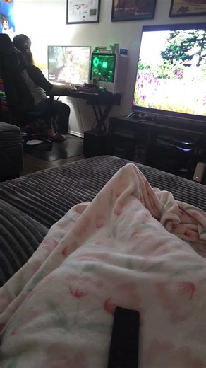 Gurrrrrrrl!! Happy Friday!! Here's to my fellow introverts. The ones who go out in public and people gravitate towards you and tell you their life stories. The ones who get panicky, fumble words, turn red, but love people at the same time. Sometimes we seem like extroverts who are the life of every party. We're actually just masking how much we wanna be at home. It's rough! 😆😆💯💯🩷🩷🤷‍♀️💅🤦‍♀️ #friday #weekend #fy #fyp #fypシ