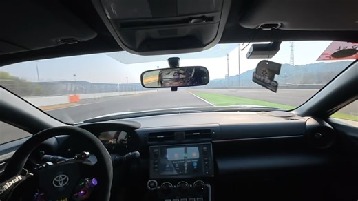 展示一下更换MOTEC全取代ECU以后降档自动转速匹配和油门响应以及丝滑的可调TC[滑稽]人民币战士的力量果然强大！