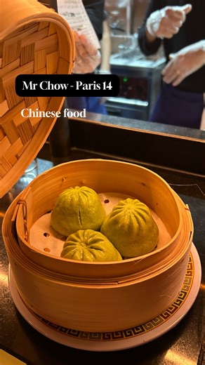 Juliette 🍕 Where Can I eat ? on Instagram: "Mr Chow, le temple de la cuisine chinoise 📍 Mr Chow au 12 rue Delambre (14ème) Le groupe Panda Panda signe ici son 5ème établissement avec Mr Chow, une adresse qui confirme encore une fois son savoir-faire dans l’art de la cuisine chinoise à Paris. On y retrouve une gastronomie ancrée dans la tradition, mais twistée avec modernité : des associations équilibrées, des assiettes aussi savoureuses que généreuses. La carte reste toutefois similaire à cell