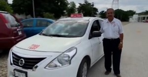 Ejemplo de honradez: taxista de Mérida regresa 300 mil pesos que olvidó adulto mayor en su auto