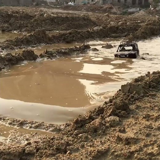 RC Wraith Takes on a Wheel-Deep Mud Puddle! 😱