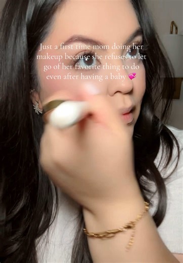 Babys nap = me time 💓 I promised myself after having a baby I was not going to stop doing what I most enjoy which is doing my makeup & nails! #makeup #motherhood #mom #momhacks #tutorial