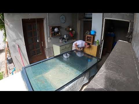 I dismantle an aluminum frame and separate the double glazing