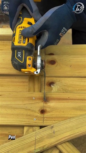 Cutting Deck Boards With an Oscillating Tool 🪚🪵 #decking #dewalt #carpentry