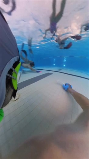 Escape artist 🎭 When the bottom is crowded with defenders, teamwork and passes are the way out. Some quick stick work doesn’t hurt 🤩. #underwaterhockey #uwh #octopush #insta360 #360camera | Play Underwater Hockey