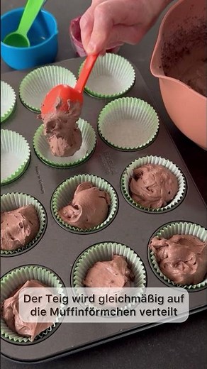 Schnelles Rezept für Schoko Muffins - Kinderleichte Becherküche #backen #rezept #rezeptidee #muffin