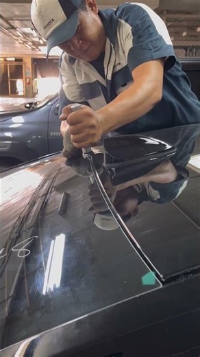 Remove the rear windshield to replace the rear fender.