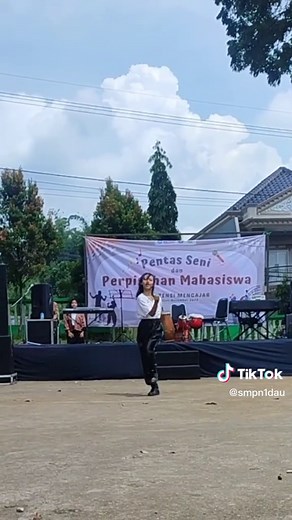 i came here to drop some money 💸💸💸💸 performance by: @jodohnya Jaemin 👸🏻🤍 #money #lalisa #dancecover