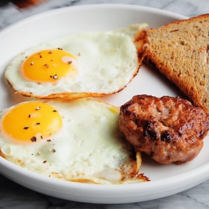 Homemade Breakfast Sausage - Nothing beats homemade! These sausage patties are so so easy to make and they’re also freezer-friendly. Win-win! RECIPE: https://damndelicious.net/2021/01/15/homemade-breakfast-sausage/ | Damn Delicious