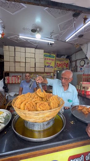 Vraj Rao | Travel Blogger & Content Creator | Ahmedabad | Feel the Food and Divine Places of Surat 📍 • • • • • • • • #surat #sürat #suratsmartcity #joshikhaja #jayshankar #lassi #aonecoco... | Instagram