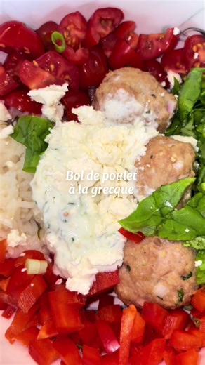 Voici mon classique bol grec au poulet parfait pour un souper de semaine 🤩 Boulettes: 2 paquets de poulet haché 1 œuf 1/2 tasse de chapelure Poudre d’ail au goût 1 c à thé d’ail 1 échalote française Herbes fraîches au choix Sel/poivre Cuire 25 minutes à 375F Pour la tatziki, j’ai suivi la recette de Ricardo 🤭 Servir avec du riz, fêta et légumes frais! Bon appétit 😋 #recettemaison #boulette #poulet #bol #souper