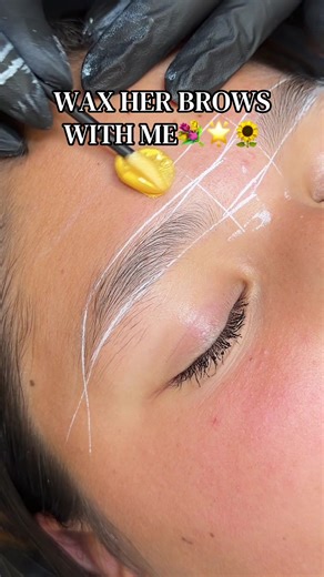 Stunning Brow Waxing Techniques at Home